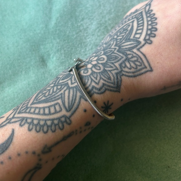 🍓VTG DEADSTOCK 1980s SILVER BUTTERFLY BANGLE BRACELET - Picture 6 of 6